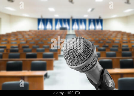 Microfono con foto sfocata di conferenza vuota hall o nella sala seminario in background. Incontro di lavoro concept Foto Stock