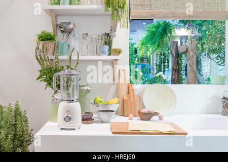 Interno della cucina moderna con Blender, blocco, coltello e cucina apparecchio in casa. Foto Stock
