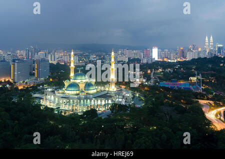 Vista aerea del territorio federale moschea nella notte. Territorio federale moschea è un grande moschea di Kuala Lumpur in Malesia Foto Stock