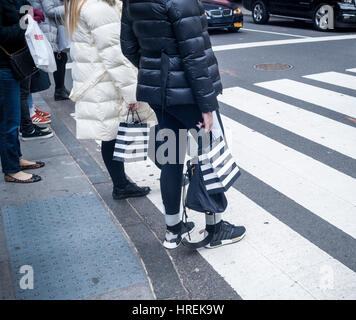 Gli amanti dello shopping a New York con la Sephora shopping bags martedì 28 febbraio, 2017. La fiducia dei consumatori è segnalato per essere al livello più elevato dal luglio 2001.(© Richard B. Levine) Foto Stock