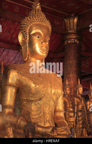 Laos, Luang Prabang, Wat Mai Suwannaphumaham, tempio buddista, statua del Buddha, Foto Stock