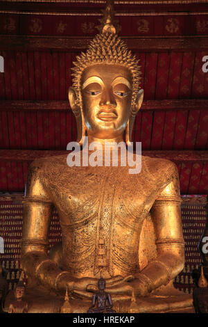 Laos, Luang Prabang, Wat Mai Suwannaphumaham, tempio buddista, statua del Buddha, Foto Stock