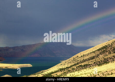 Questo paesaggio foto mostra un doppio arcobaleno contro un tempestoso cielo grigio sopra il Flaming Gorge National Recreation Area in Wyoming. Bear fiume è visto. Foto Stock