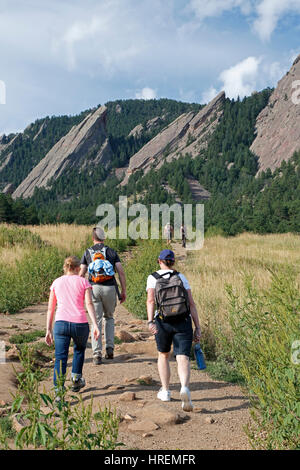 Gli escursionisti sul sentiero e Flatirons, dal vicino Chautauqua Prato sentiero, Boulder, Colorado Foto Stock