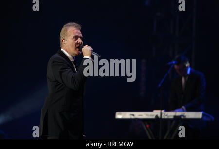 Martin Fry di ABC cantando in un microfono portatile a Isle of Wight Festival 2011 Foto Stock