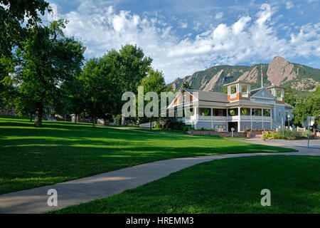 Sala da pranzo (Flatirons in background), Chautauqua Park, Boulder, Colorado, STATI UNITI D'AMERICA Foto Stock