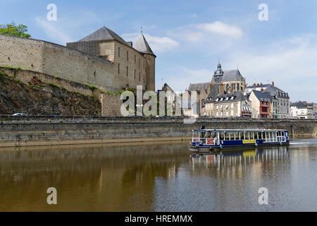 Turismo fluviale sul fiume Mayenne, barca davanti al castello di Mayenne town (Mayenne, Pays de la Loire, Francia). Foto Stock