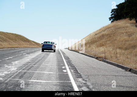 Auto sulla strada nella valle della morte Foto Stock