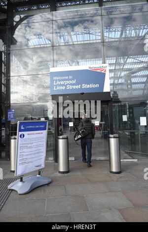 Liverpool, Regno Unito, 1 marzo 2017. Un collasso della parete che ha causato di mattoni e di detriti per estendersi sulla pista ha chiuso la stazione principale di Liverpool. N Foto Stock