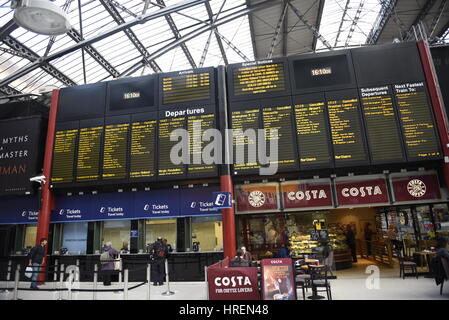 Liverpool, Regno Unito, 1 marzo 2017. Un collasso della parete che ha causato di mattoni e di detriti per estendersi sulla pista ha chiuso la stazione principale di Liverpool. Ho Foto Stock