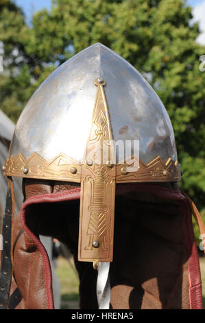 Una replica Norman casco in vendita su un commercio stallo a una battaglia di Hastings rievocazione. Questo evento si è svolto sul sito effettivo del 1066 battaglia. Foto Stock