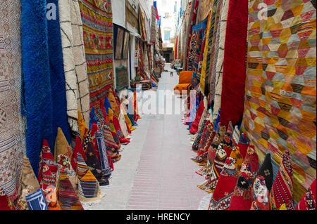 Una strada piena di tappeti e moquette nella città di Essaouira sulla costa atlantica del Marocco Foto Stock