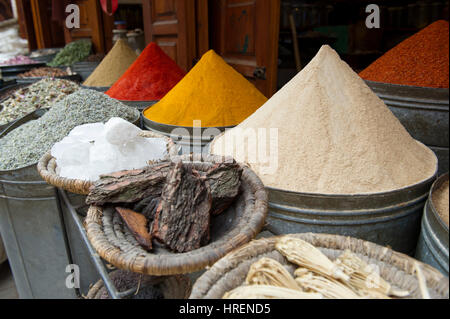 Un display di spezie nei mercati della Mellah nel quartiere ebraico di Marrakesh (Marrakech, Marocco Foto Stock