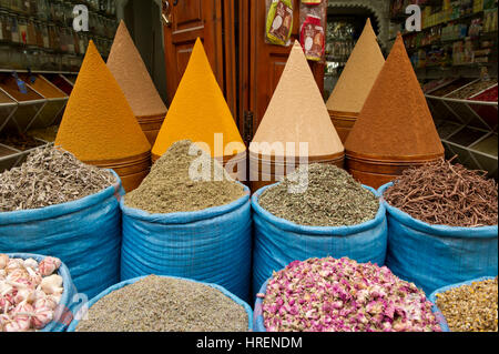 Un display di spezie nei mercati della Mellah nel quartiere ebraico di Marrakesh (Marrakech, Marocco Foto Stock