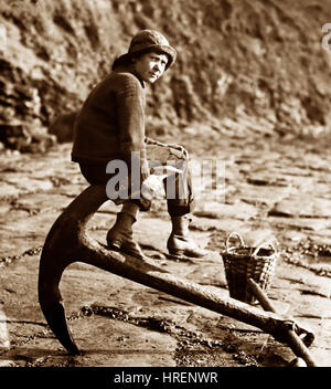 Giovane pescatore, probabilmente Staithes o area di Whitby nel Yorkshire - periodo Vittoriano Foto Stock