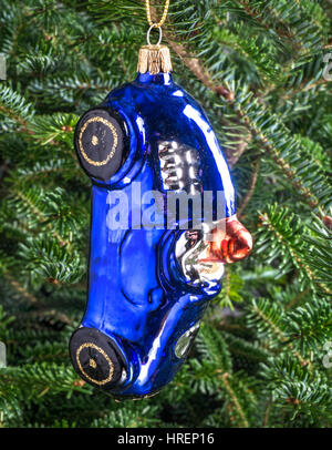 Pallina di natale appeso a un albero a forma di Blu Car Racing Foto Stock