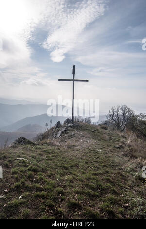 Vysoka hill con la croce e il cielo blu con nuvole in autunno karpaty maschio montagne nella Slovacchia occidentale Foto Stock