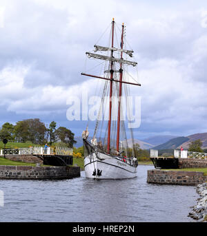 Tall Ship attraversando Moy ponte girevole Foto Stock