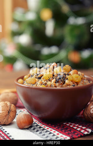 Natale tradizionale piatto di slavi kutia nel vaso in ceramica con abete Foto Stock