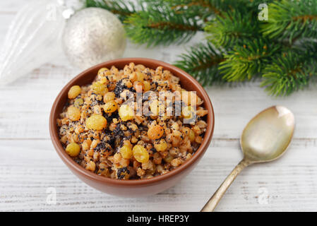 Natale tradizionale piatto slava con grano bollito, uvetta, noci e miele Foto Stock