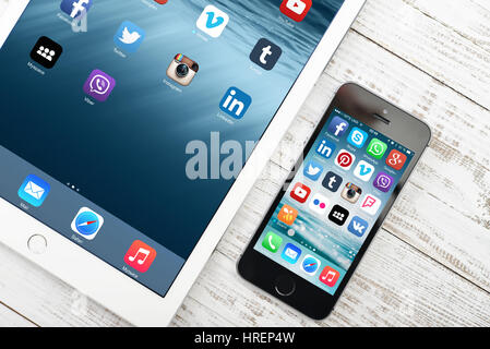 KIEV, UCRAINA - 29 gennaio 2015: Social media le icone sullo schermo di iPad e iPone. I social media sono la maggior parte del popolare strumento di comunicazione, condivisione informare Foto Stock