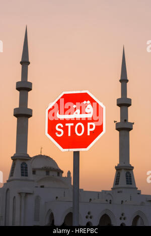 FUJAIRAH, EMIRATI ARABI UNITI - bilingue segno di arresto e la moschea. Foto Stock