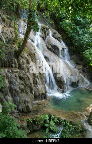 Una cascata nel profondo della foresta di Palenque in Messico Foto Stock
