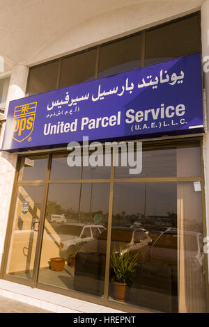 FUJAIRAH, EMIRATI ARABI UNITI - United Parcel Service UPS segno e store. Foto Stock