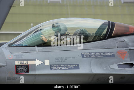 Una coppia di RNLAF, Royal Netherlands Air Force, F-16 Fighting Falcon ha frequentato la RAF Coningsby famiglie giorno. Foto Stock