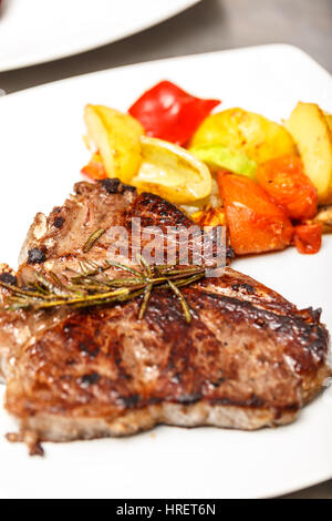 Carne di maiale alla griglia bistecca con verdure grigliate Foto Stock