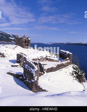 Scena invernale del Castello Urquhart, Loch Ness e Highlands Foto Stock