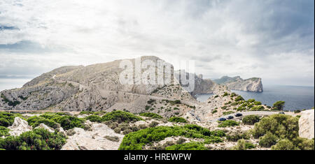 Vista panoramica delle montagne in Spagna. Bellissimo panorama con vista sul mare a sunrise. Foto Stock