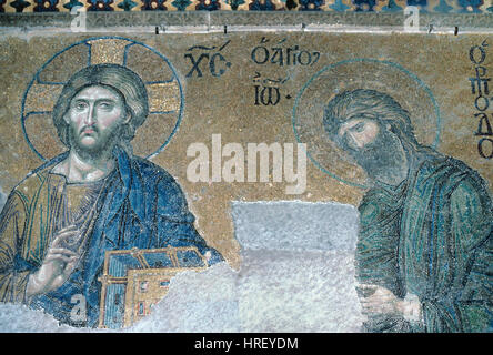 Gesù Cristo o Cristo Pantocratore tenendo una Bibbia e Giovanni Battista mosaico bizantino (c1261) parte del Mosaico Deësis nell'Hagia Sophia, Sancta Sophia o Aya Sophia Chiesa o Basilica Istanbul Turchia Foto Stock