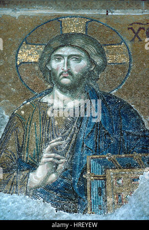 Gesù Cristo o Cristo Pantocratore tenendo una Bibbia mosaico bizantino (c1261) parte del Mosaico Deësis nell'Hagia Sophia, Sancta Sophia o Aya Sophia Chiesa o Basilica Istanbul Turchia Foto Stock