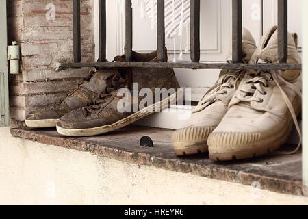 Moda fangoso formatori essiccazione su un davanzale. Vintage look rétro. Foto Stock