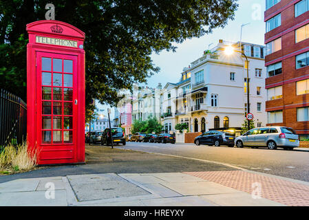 British telefono box con architettura a Londra Foto Stock