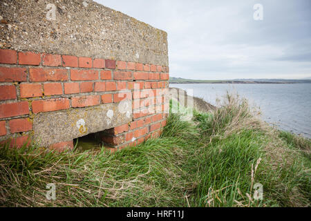 Scatola di pillole lungo la costa del Dorset a Fleet vicino a Chesil Beach guerra struttura difese Foto Stock