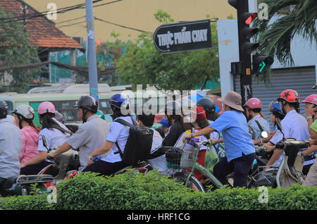 Persone commuter in condizioni di traffico intenso in Ho Chi Minh City Vietnam. Foto Stock