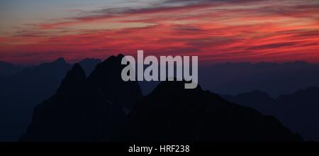 Vista al tramonto dal Monte Titlis. Rosso del cielo della sera oltre le Alpi svizzere. Foto Stock