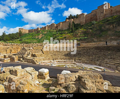 Malaga, provincia di Malaga, Costa del Sol, Andalusia, Spagna meridionale. Teatro romano e la alcazaba moresca, o fortezza. Foto Stock