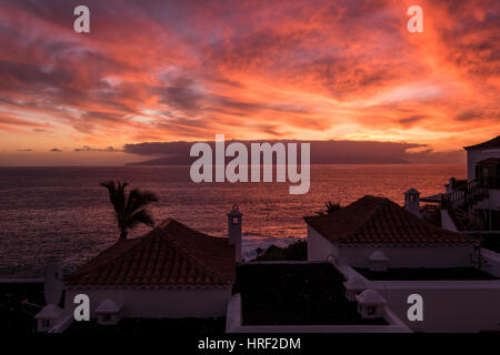 Cielo rosso tramonto su La Gomera visto da Puerto Santiago sulla costa occidentale di Tenerife, Isole Canarie, Spagna Foto Stock