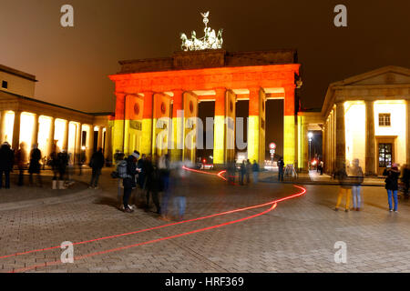 Impressionen: das Brandenburger Tor wird dieses mal in den deutschen Nationalfarben beleuchtet: Illuminierung des Berliner Wahrzeichens nach dem islam Foto Stock