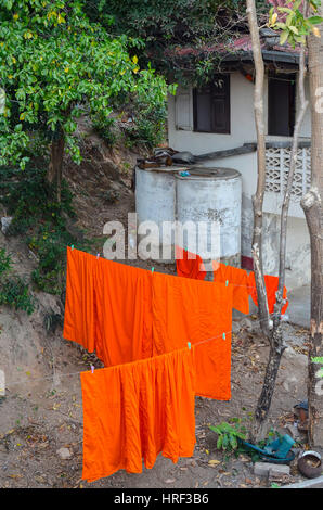 I monaci robe appeso su uno stendibiancheria, Hua Hin, Thailandia Foto Stock