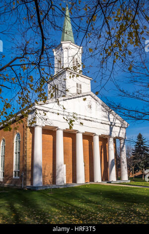 St Andrews Chiesa Presbiteriana brilla al sole di mattina. Situato in Niagara sul Lago Ontario, Canada. Foto Stock