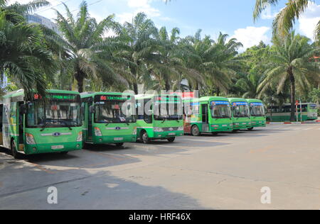 Capolinea degli Autobus pubblici nel centro cittadino di Ho Chin minh city vietnam. Foto Stock