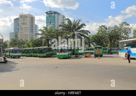 Capolinea degli Autobus pubblici nel centro cittadino di Ho Chin minh city vietnam. Foto Stock