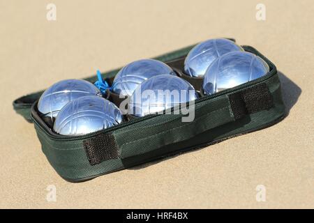 Le palle di bocce sulla spiaggia sabbiosa Foto Stock