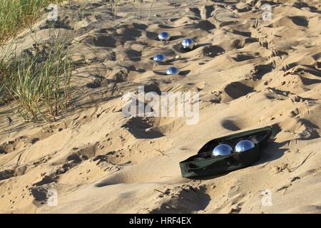 Le palle di bocce sulla spiaggia sabbiosa Foto Stock