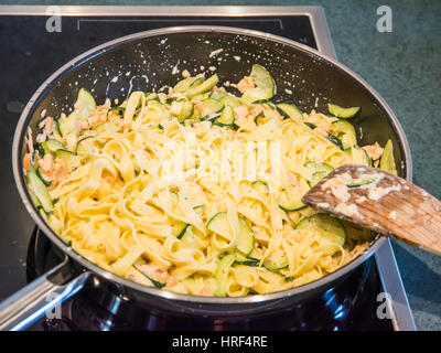 Preparazione alimentare con zucchine, salmone e la pasta in una teglia Foto Stock