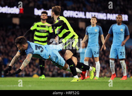 Il Manchester City è Nicolas Otamendi è portato verso il basso all'interno della zona da Huddersfield Town Jon Gorenc Stankovic, risultante in una pena, durante la Emirates FA Cup, Quarto Replay finale corrisponde all'Etihad Stadium e Manchester. Foto Stock